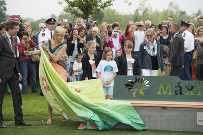 909395 Afbeelding van de opening van het Máximapark in het stadsdeel Leidsche Rijn te Utrecht door koningin Máxima die ...